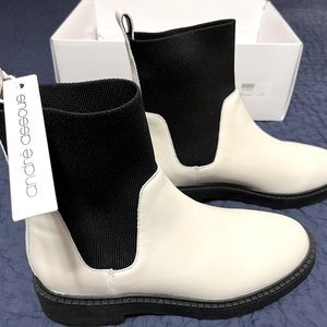 Brand NWT 7.5 Andre Assous Violet style Chelsea Boots Ivory color